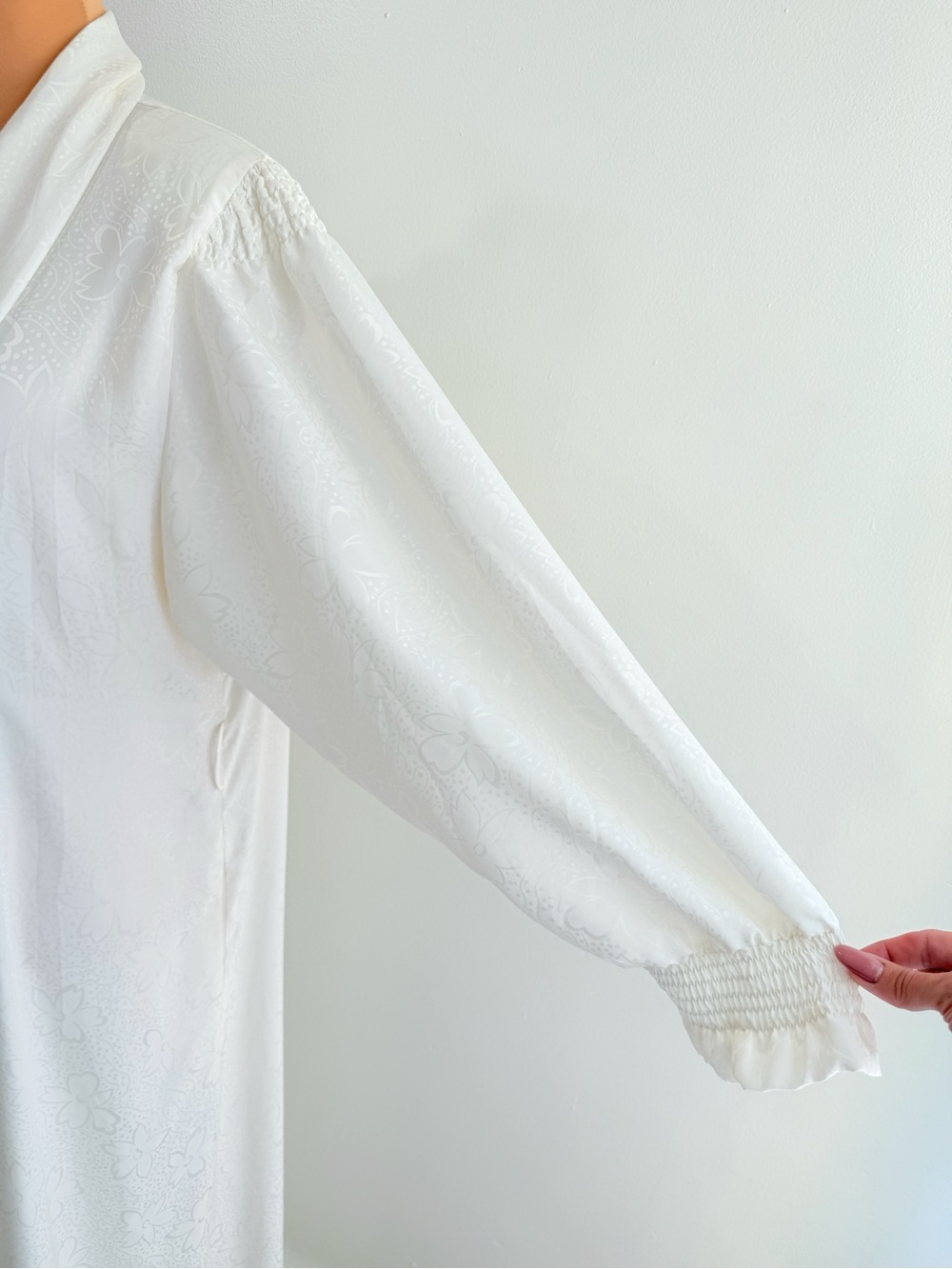 VINTAGE VALENTINO WHITE FLORAL PRINT LONG SLEEVE FLOOR LENGTH ROBE - Picture 5 of 15